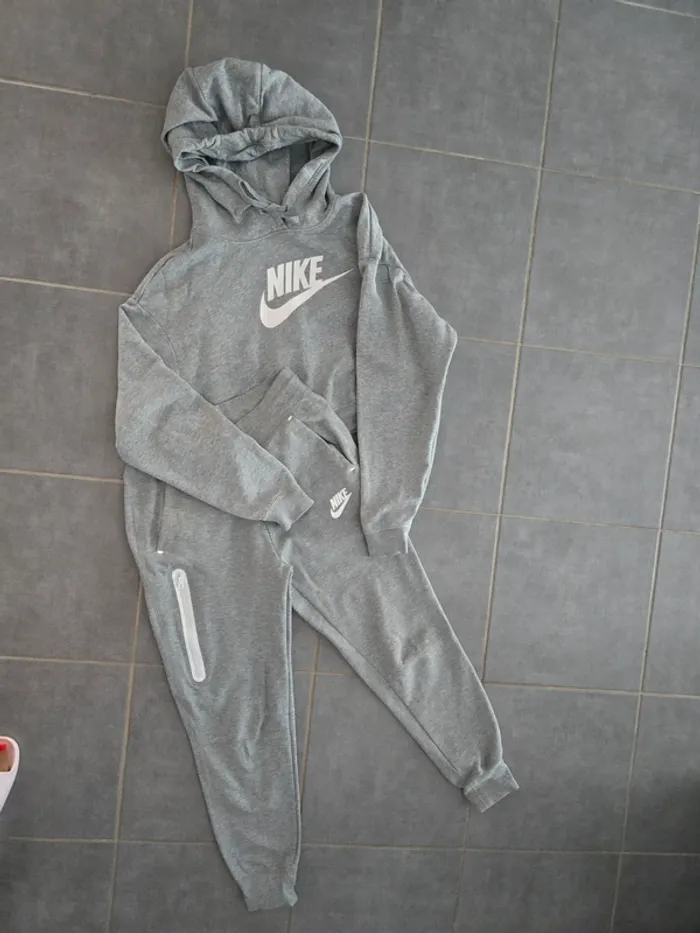 Ensemble jogging Nike gris