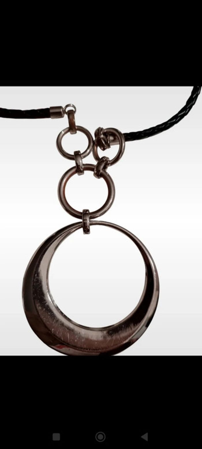 Long collier couleur argent - en très bon état - photo numéro 2