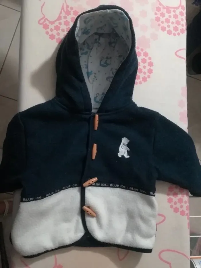 Manteau ours blanc et bleu