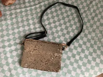 Sac pochette dorée sequins