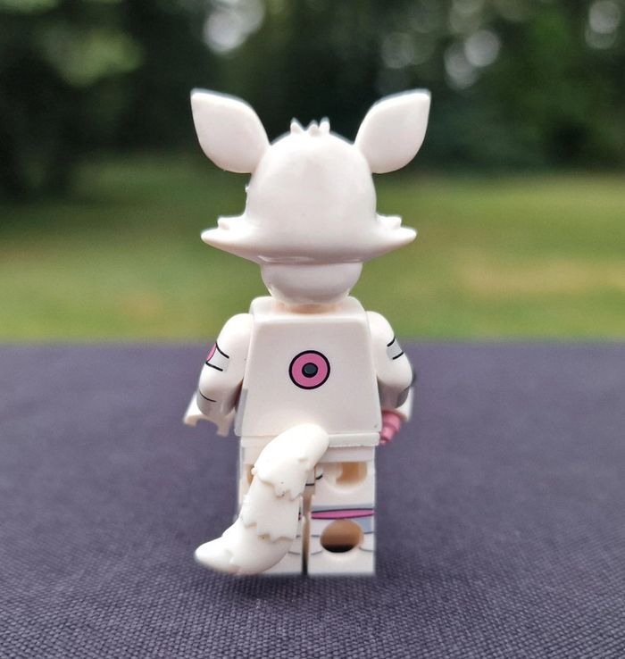 Minifigure jeu vidéo film horreur FNAF Five Nights At Freddy's  Foxy blanc et rose - photo numéro 2