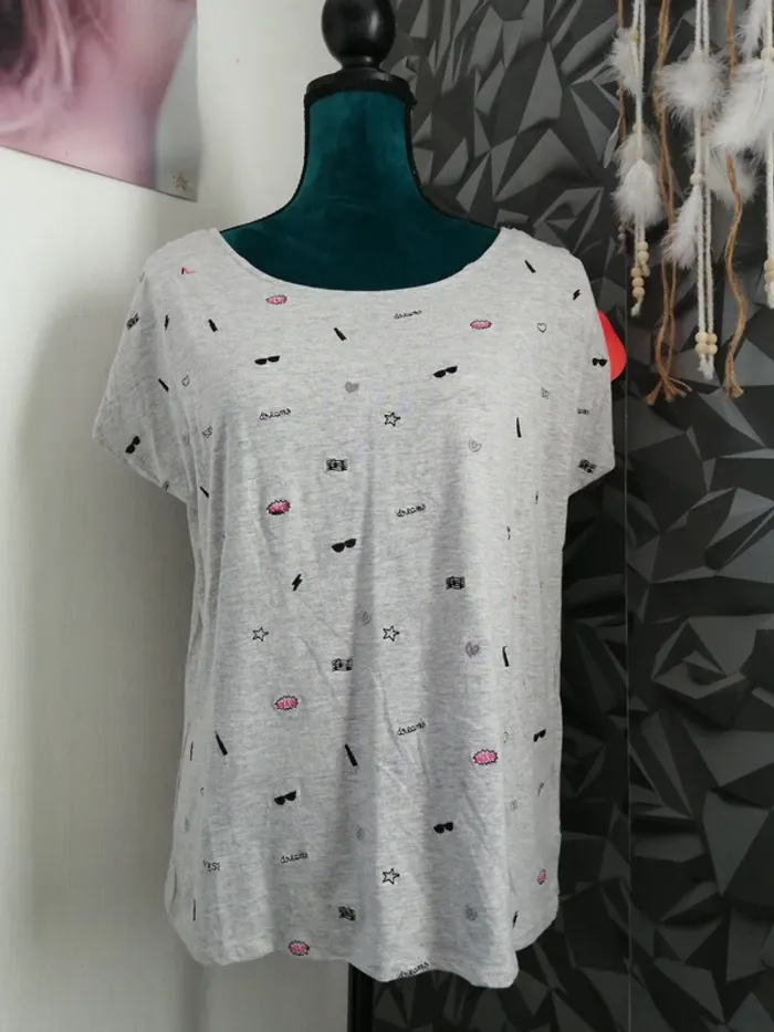 Tee-shirt gris avec différentes broderies et noeud noir dans le dos / arkitect / (L)