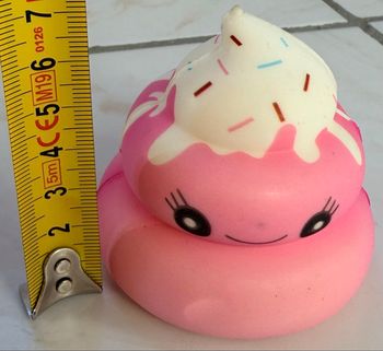 Squishy petite crotte thème gâteau