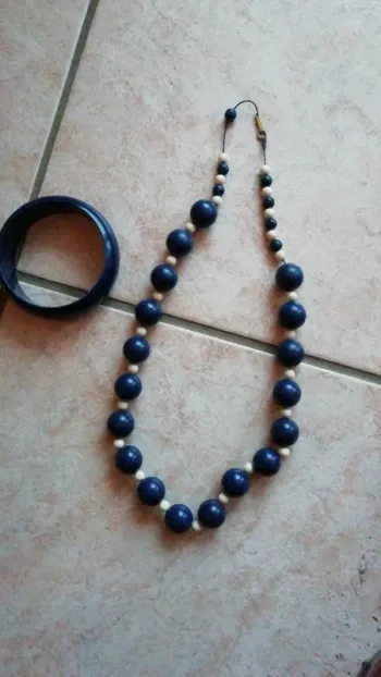 parure bracelet et collier fantaisie bleu marine et blanc