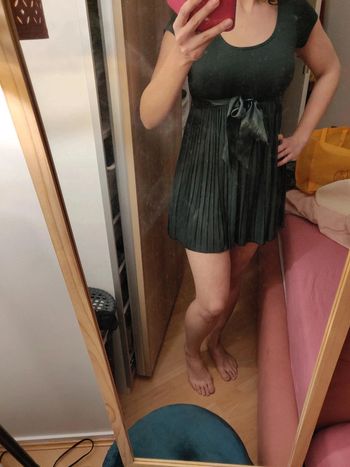 Robe plissée vert foncé avec ceinture satin à nouer
