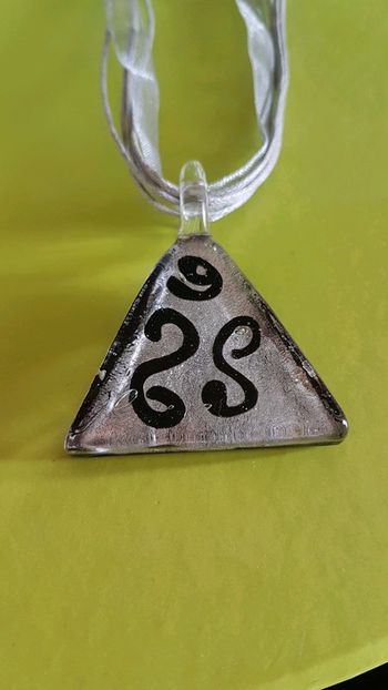 Joli collier triangle