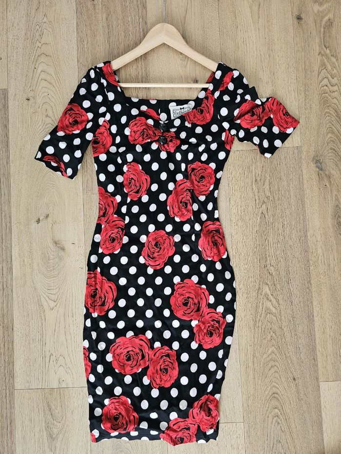 Robe noire à roses et pois blancs