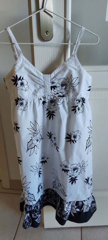 Robe 9-10 ans. Très bon état pour ne pas dire neuve