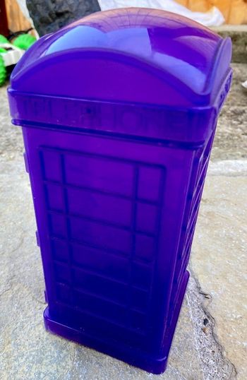 Boite violette cabine téléphonique