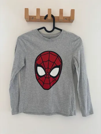 T-shirt Spiderman manches longues C&A – 134 cm, fan de Marvel, très bon état
