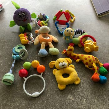 Lot jouets divers bébé