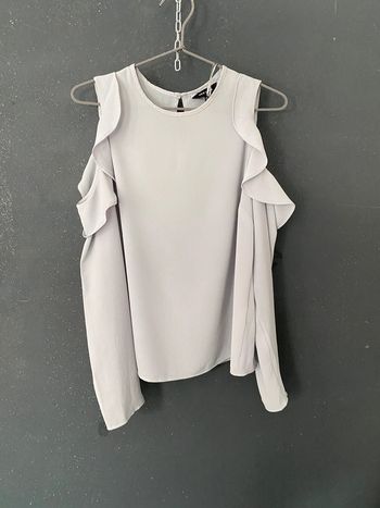 Blouse découpe aux épaules et volants