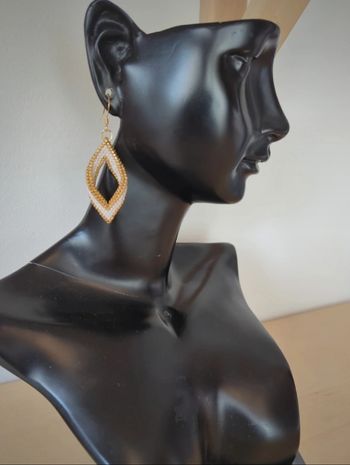 Boucles d'oreilles pendantes / Feuilles torsadées / blanc et doré / tissage / miyuki