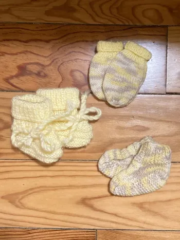 Petits chaussons jaunes et moufles de naissance