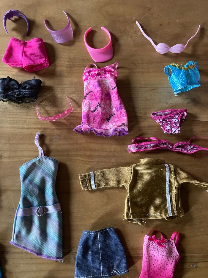 Lot de vêtements Barbie - photo numéro 2
