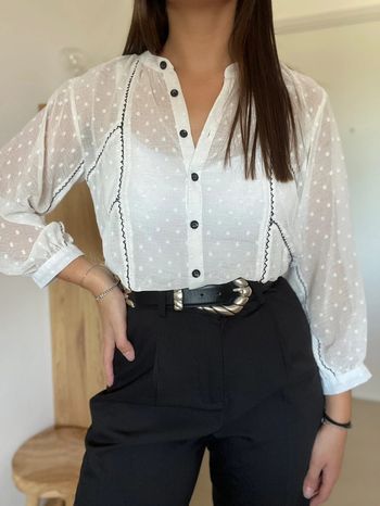 Blouse blanche et transparente