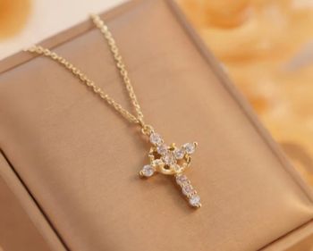 Collier avec pendentif croix 