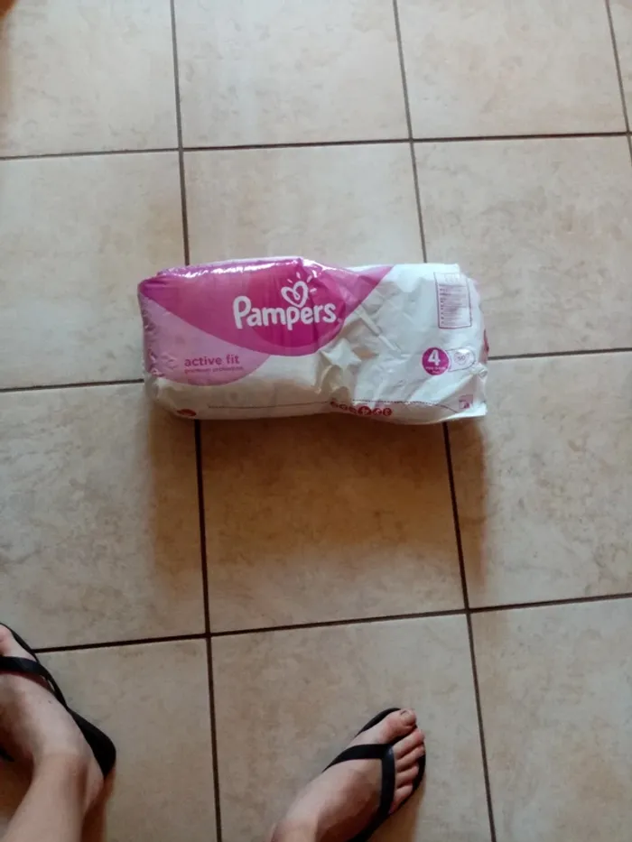 Couches pampers taille 4