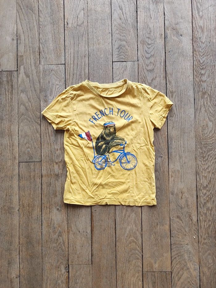 T-shirt garçon taille 6-7 ans.