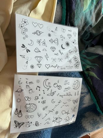 Feuilles de faux tatouages