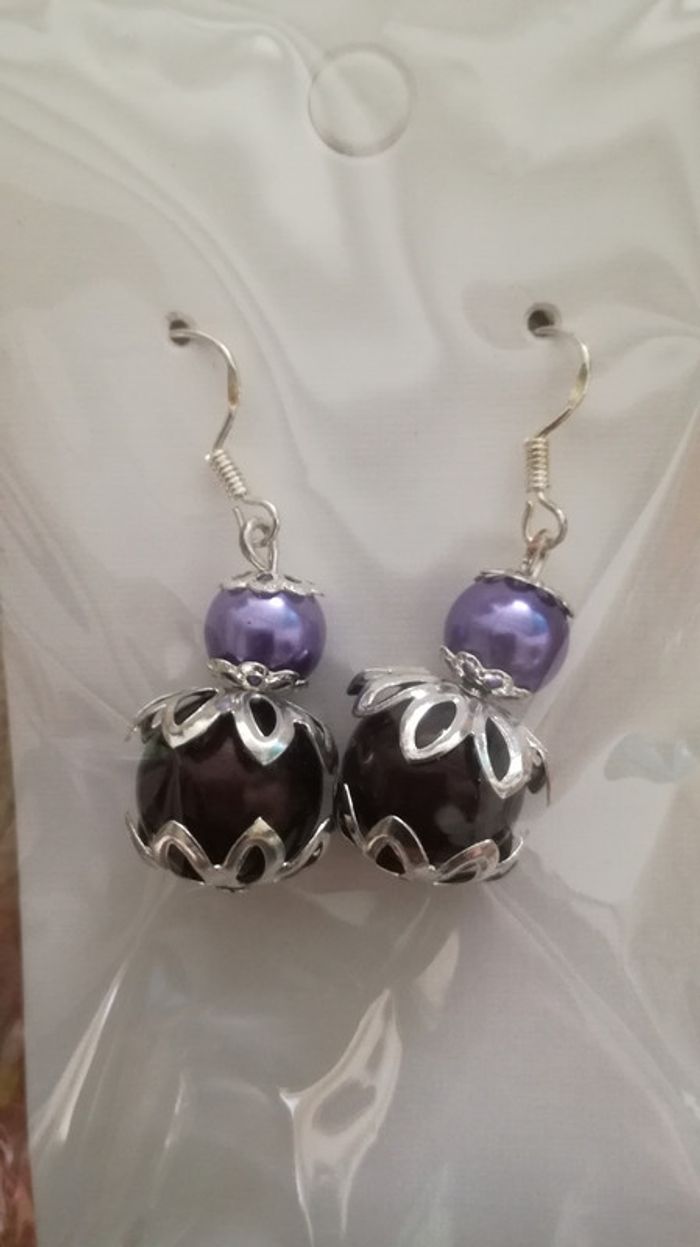 Boucle d'oreille violet / noir