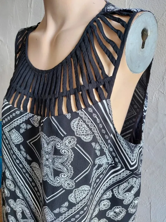 Tunique à motifs noir et blanc avec joli col Taille 48 - photo numéro 4