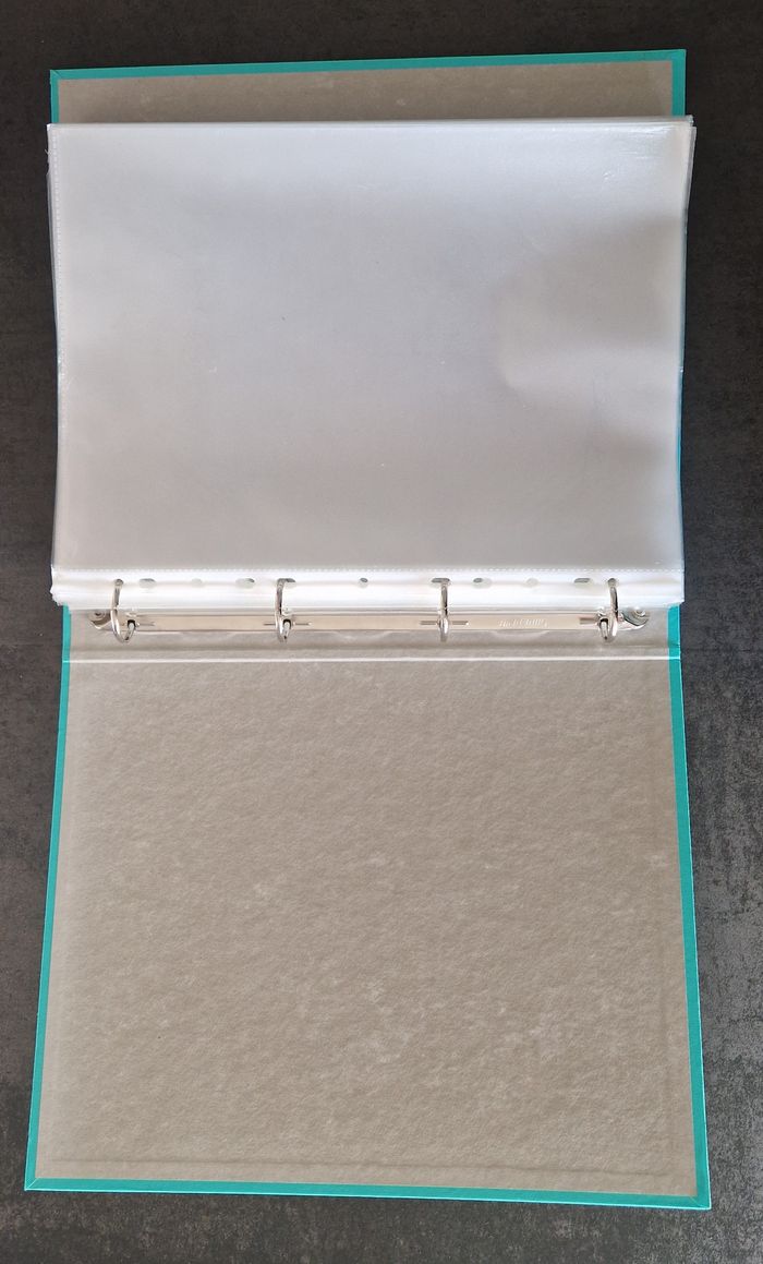 Classeur A4 vert clair NEUF + 50 pochettes transparentes Exc. état à NEUVES