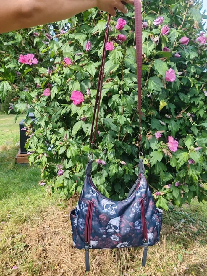 Sac à main gothique dark romance noir blanc bordeau crâne et fleurs - photo numéro 5
