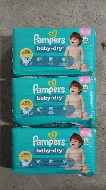 Lot de couches pampers taille 4