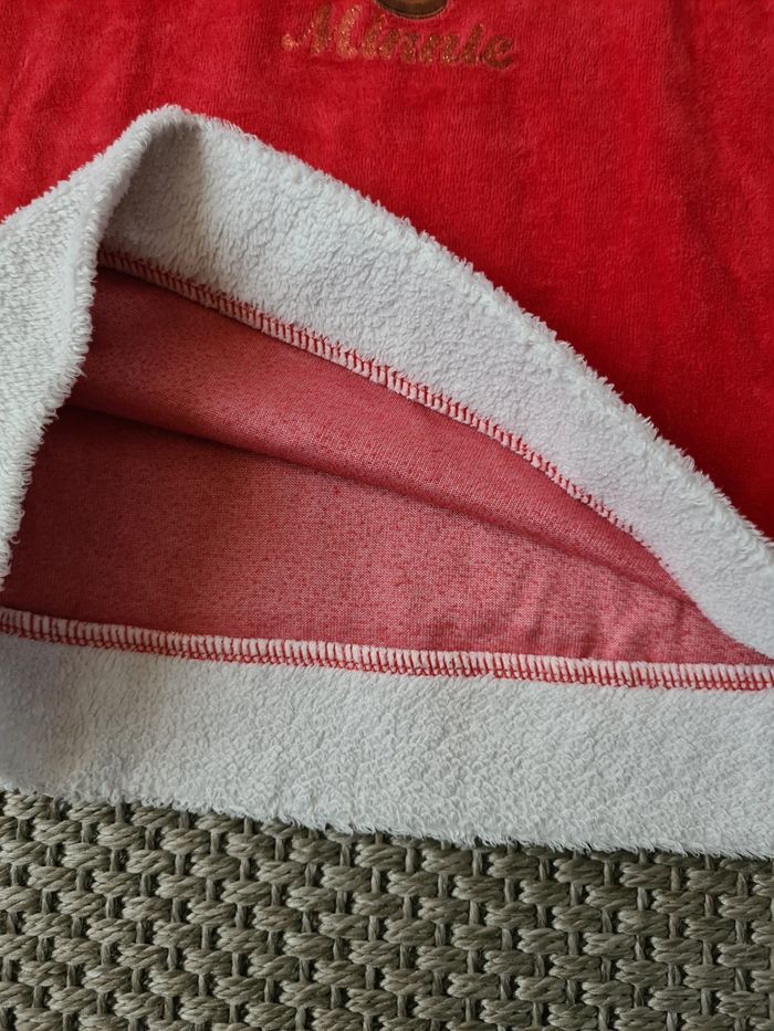 Chemise de nuit chaude ou robe polaire motif "minnie" en bon état. Tissu usé par le temps.
Marque Disney - taille 2/3 ans - photo numéro 6