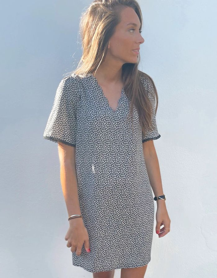 🌟 Robe manches courtes à dentelle noir et blanche à fleurs - photo numéro 9