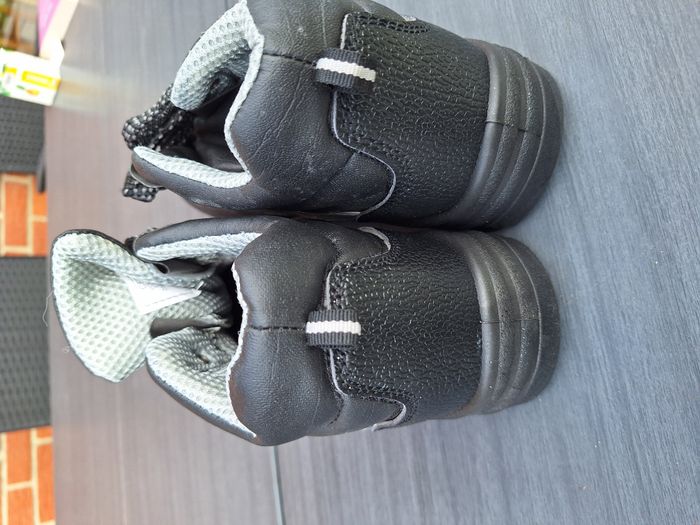 Chaussures de sécurité basses neuves pointure 43 - photo numéro 4