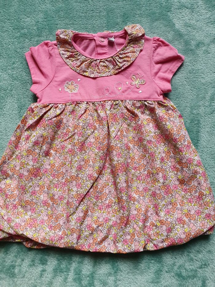 Tres jolie robe fleurie 18 mois