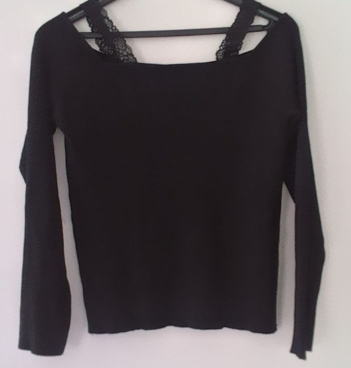 Haut noir femme taille S Manches longues Détails dentelle Encolure V Bon état Chic élégant - photo numéro 8