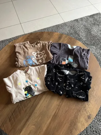 Lot de 4 pyjamas velours avec pieds 6 mois