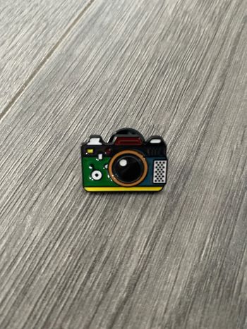 Pins appareil photo multicolore