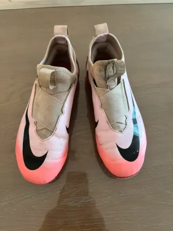 Crampons Nike taille 36