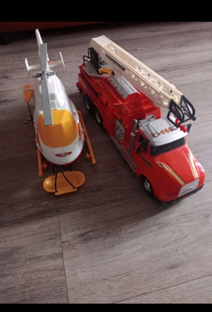 Lots jouets enfants camion et hélicoptère