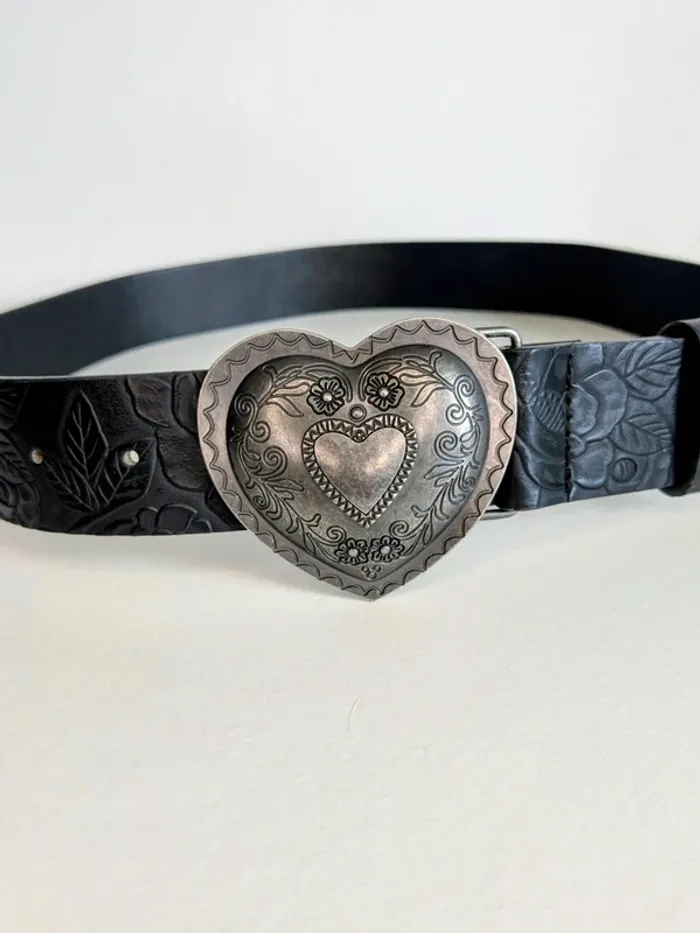🖤 Ceinture noire à motifs en relief & boucle cœur argentée 🖤