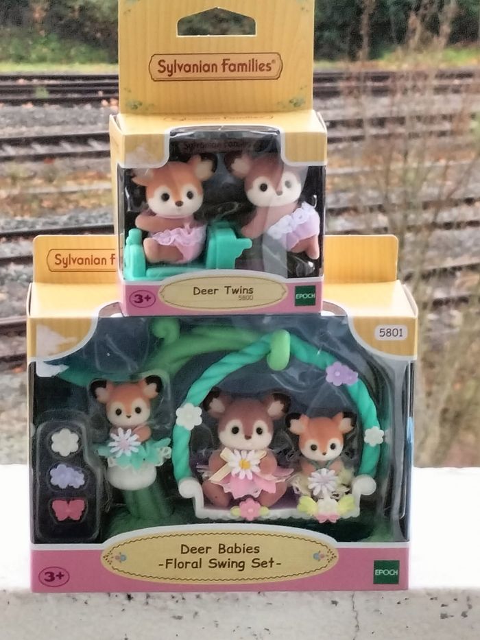 Les jumeaux biche et locomotive et les bébés biche et balancelle