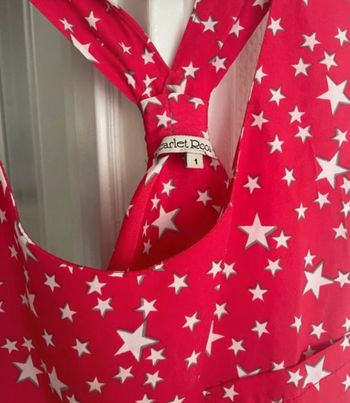 Petite robe d’été croisée dans le dos Scarlet Roos
