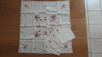 Linge de table : Carré et 4 serviettes de table, blanc avec broderie de fleurs