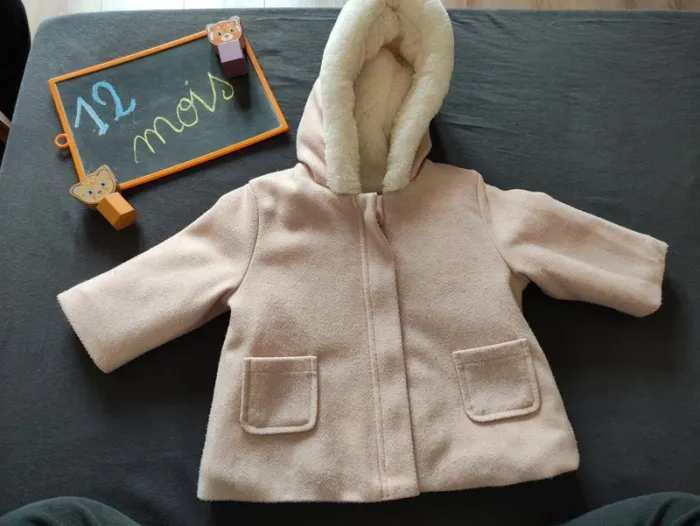 Parka rose pâle à fourrure blanche