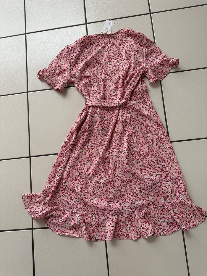 robe portefeuille Taille 36 ONLY fleuri tons rose NEUVE - photo numéro 6