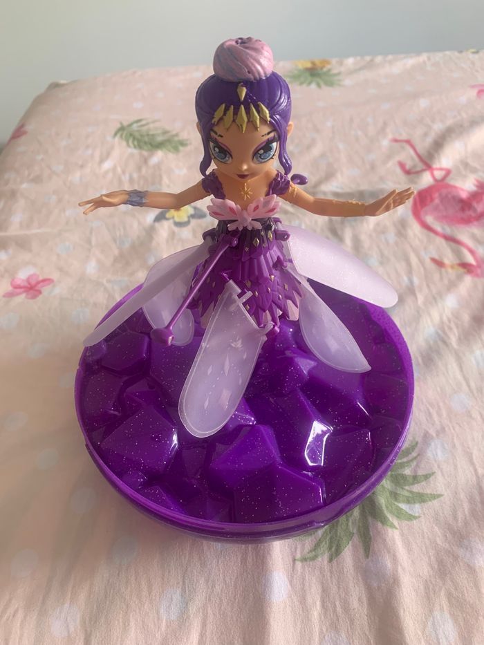 Fée magique volante avec socle