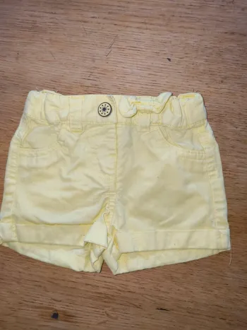 Short jaune 1 mois kitchoun fille excellent état