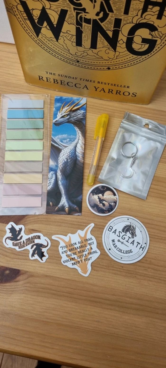 Fourth wing hardcover + Goodies - photo numéro 2