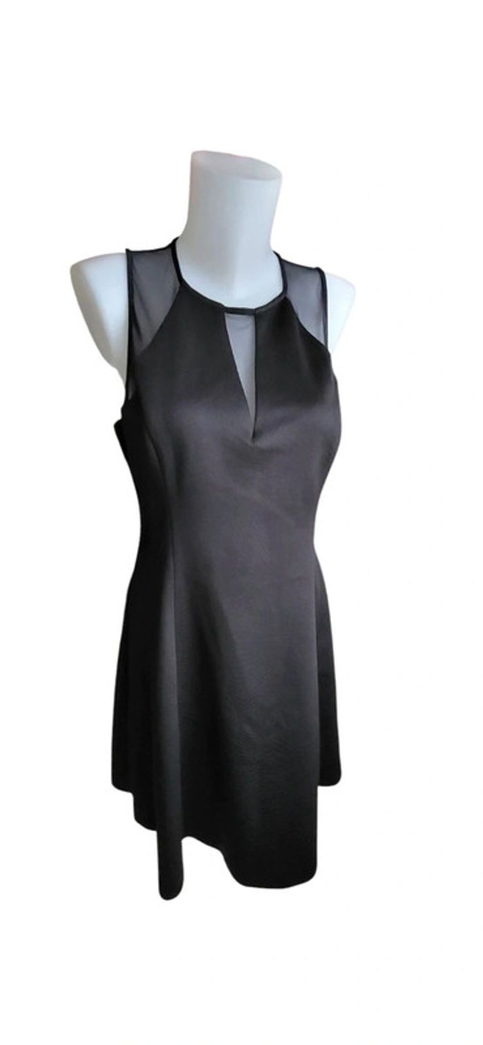 Robe ceintrée noire satinée avec plumetis. Décolleté et dos en voile. Guess XL/42. Neuve 🥰 - photo numéro 12