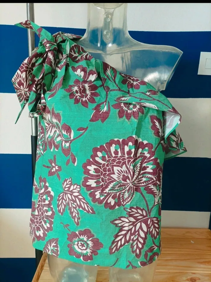 Magnifique top asymétrique vert neuf avec étiquette Claudie Pierlot taille 40