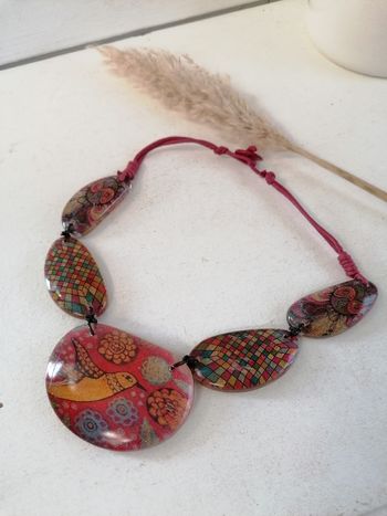 Collier grosses pierres acrylique rouge dessins oiseau avec cordon fermoir bouton